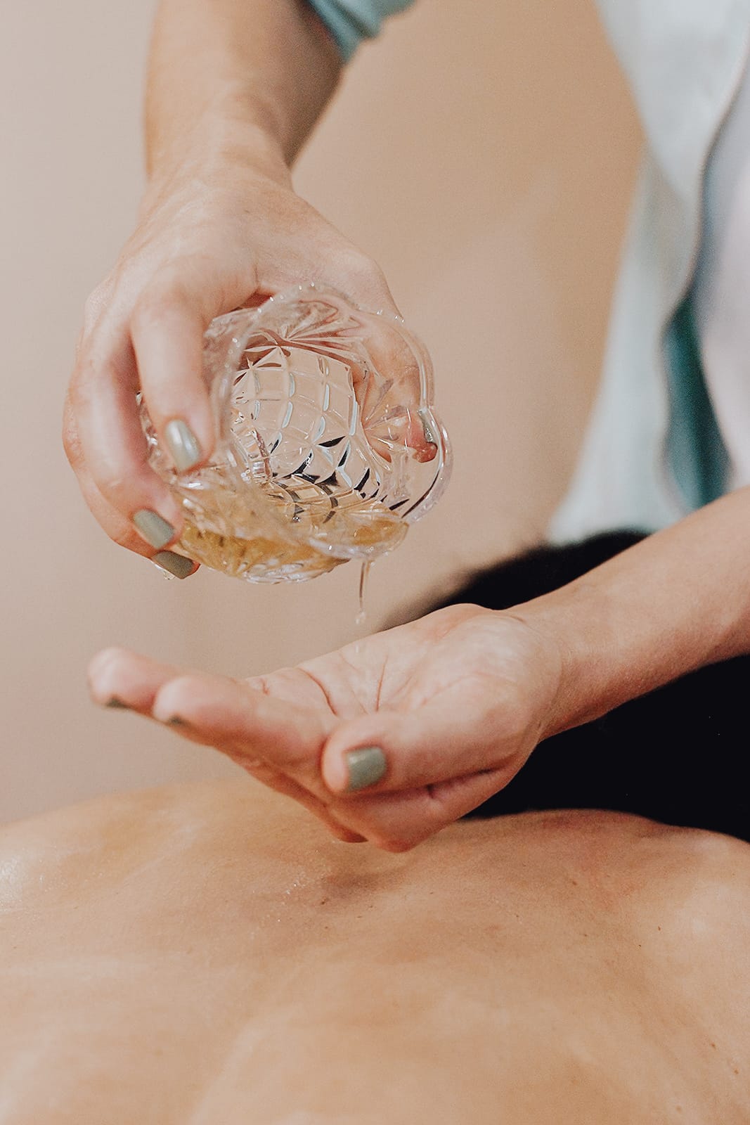 Óleo sendo preparado para uma massagem