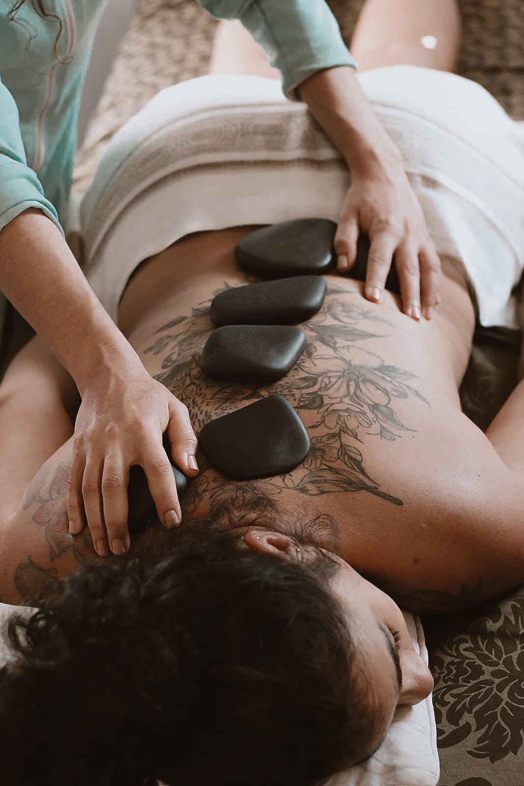 Sessão de massagem com pedras quentes